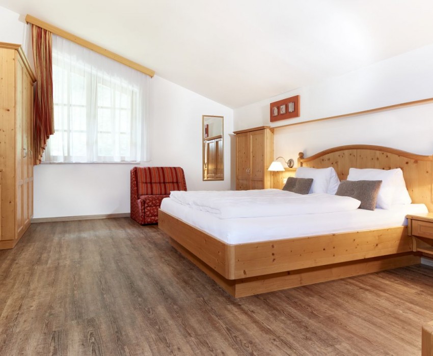 Gro&szlig;es Schlafzimmer mit Parkettboden