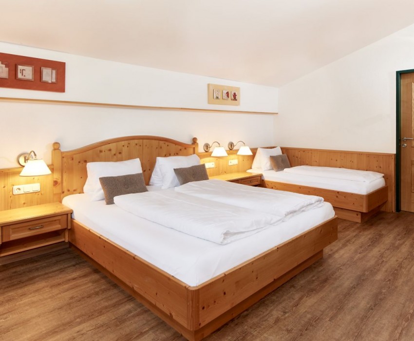 Gro&szlig;es Schlafzimmer mit Parkettboden
